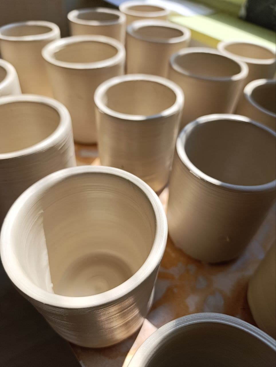 Tassines en grès crues, en cours de séchage à l’atelier
