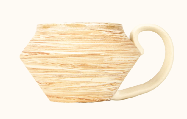 Tasse Jupiter 04 en grès marbré sable et écru, vue de profil avec son anse en boucle
